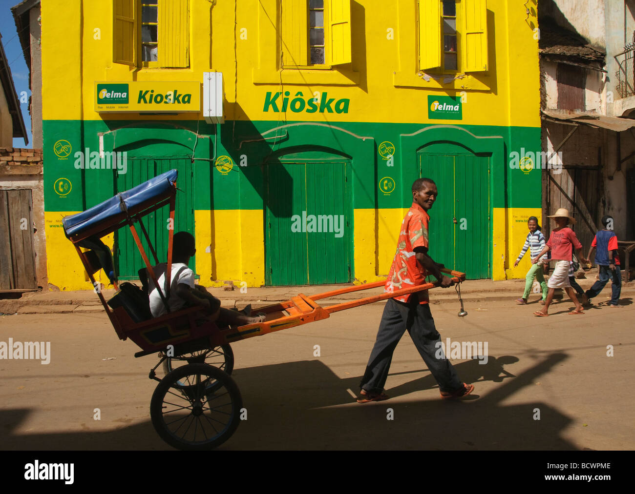 Pousse pousse conducente e passeggero in Ambalavao Madagascar Foto Stock