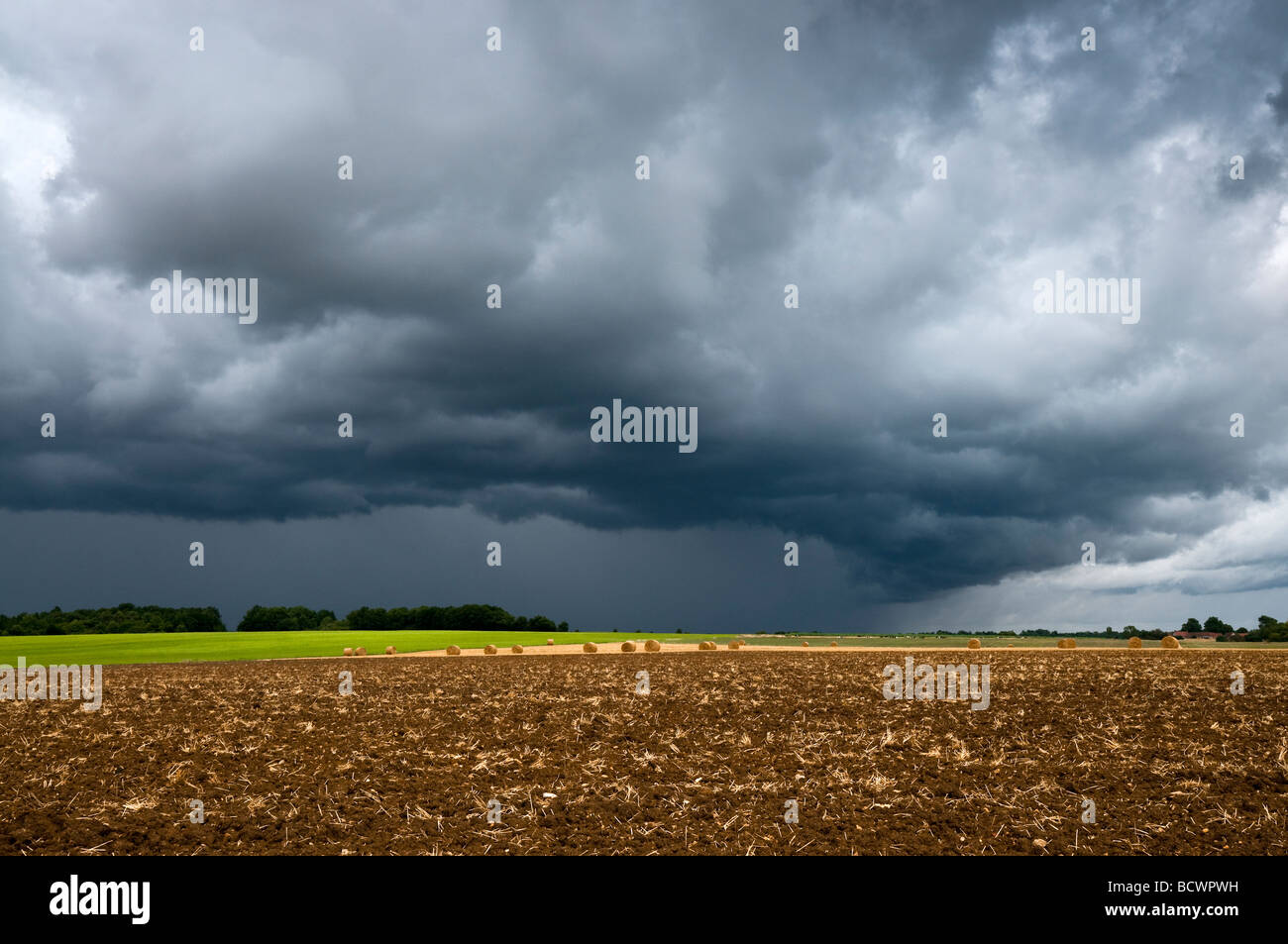 Raccolta nubi su terreni agricoli - sud-Touraine, Francia. Foto Stock