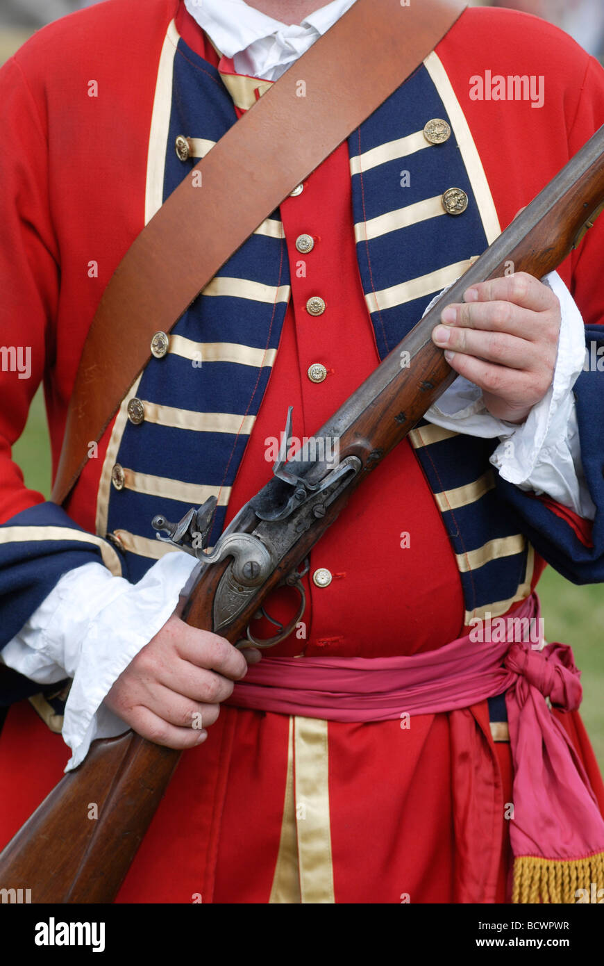 Re enactor vestito come un sedicesimo secolo fantassin nell'esercito britannico con schioppetto flintlock Foto Stock