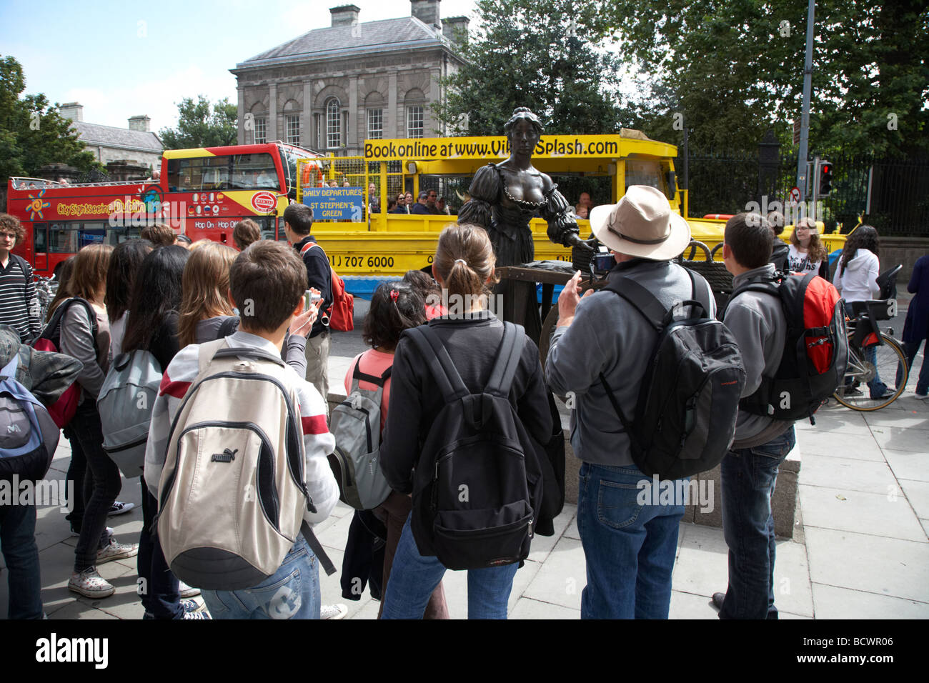Il gruppo turistico per un tour a piedi di Dublino alla Molly Malone statua nel centro della città di Dublino Repubblica di Irlanda Foto Stock