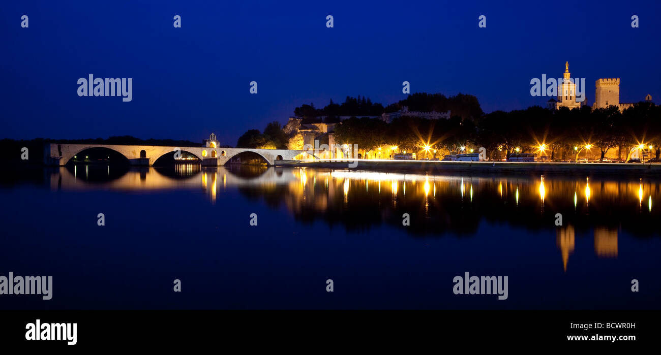 Pont St Benezet oltre il Fiume Rodano con Palais des Papes, Avignon Francia Foto Stock