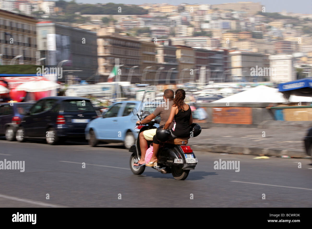Matura sul ciclomotore in Napoli Italia senza casco Foto Stock