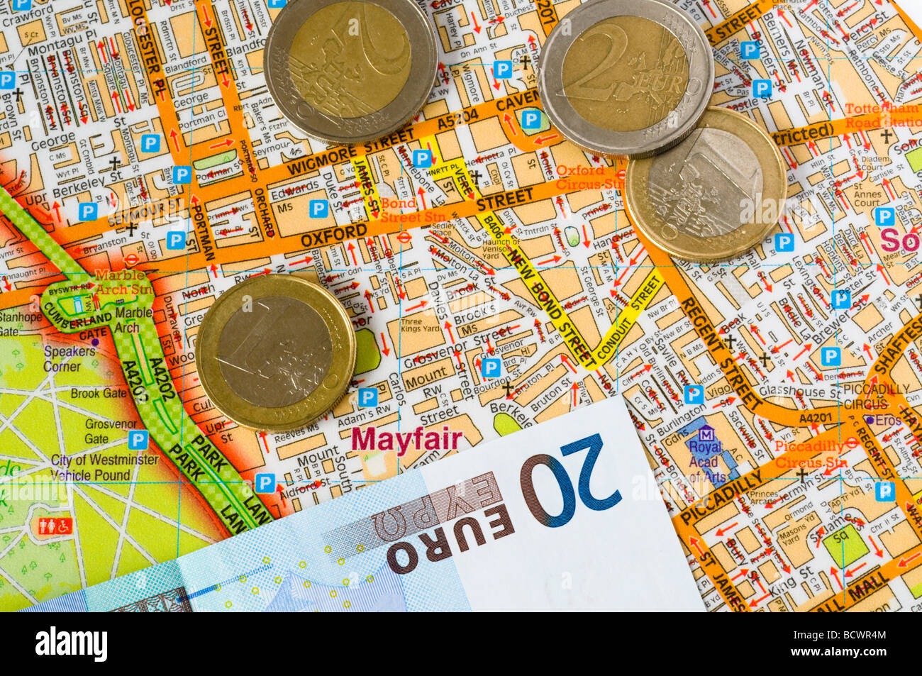 20 nota in euro e monete in euro sulla mappa di Londra Foto Stock