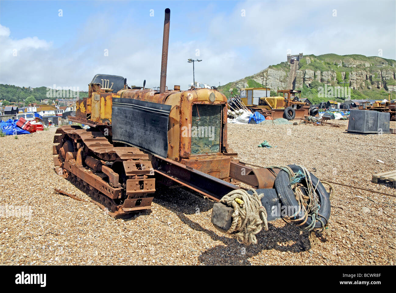 Rusty Bulldozer sulla spiaggia di Hastings Foto Stock