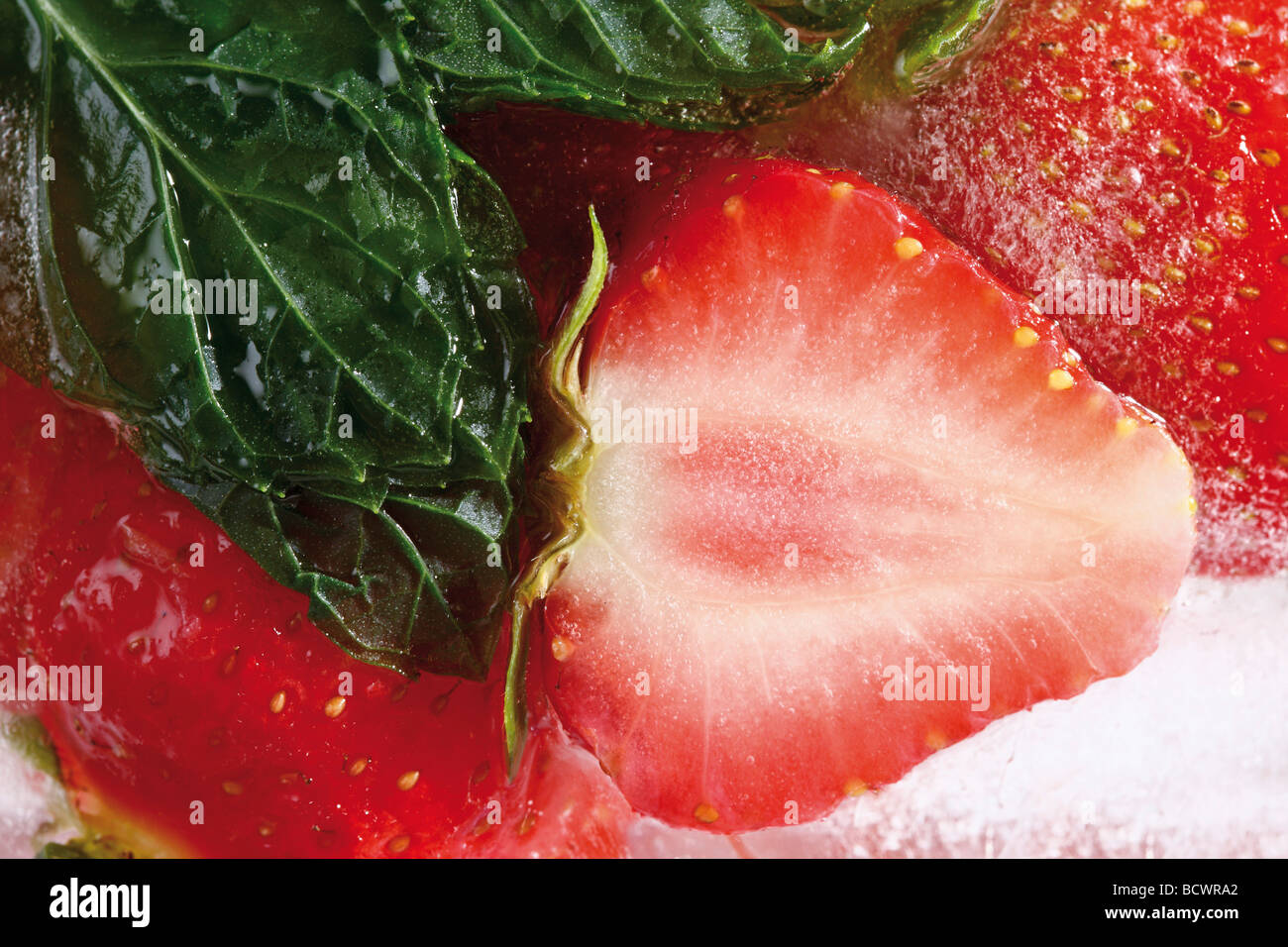 Le fragole in un blocco di ghiaccio Foto Stock