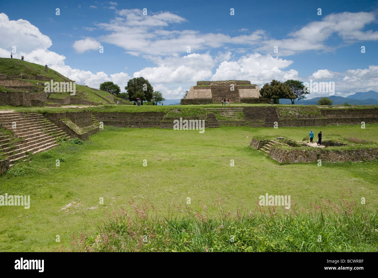 Monte Alban sito rovina Oaxaca, Messico, 500 BC-750 Annuncio la più antica città di pietra in Messico, Zapoteco costruttori, pietra piattaforme piramidale Foto Stock