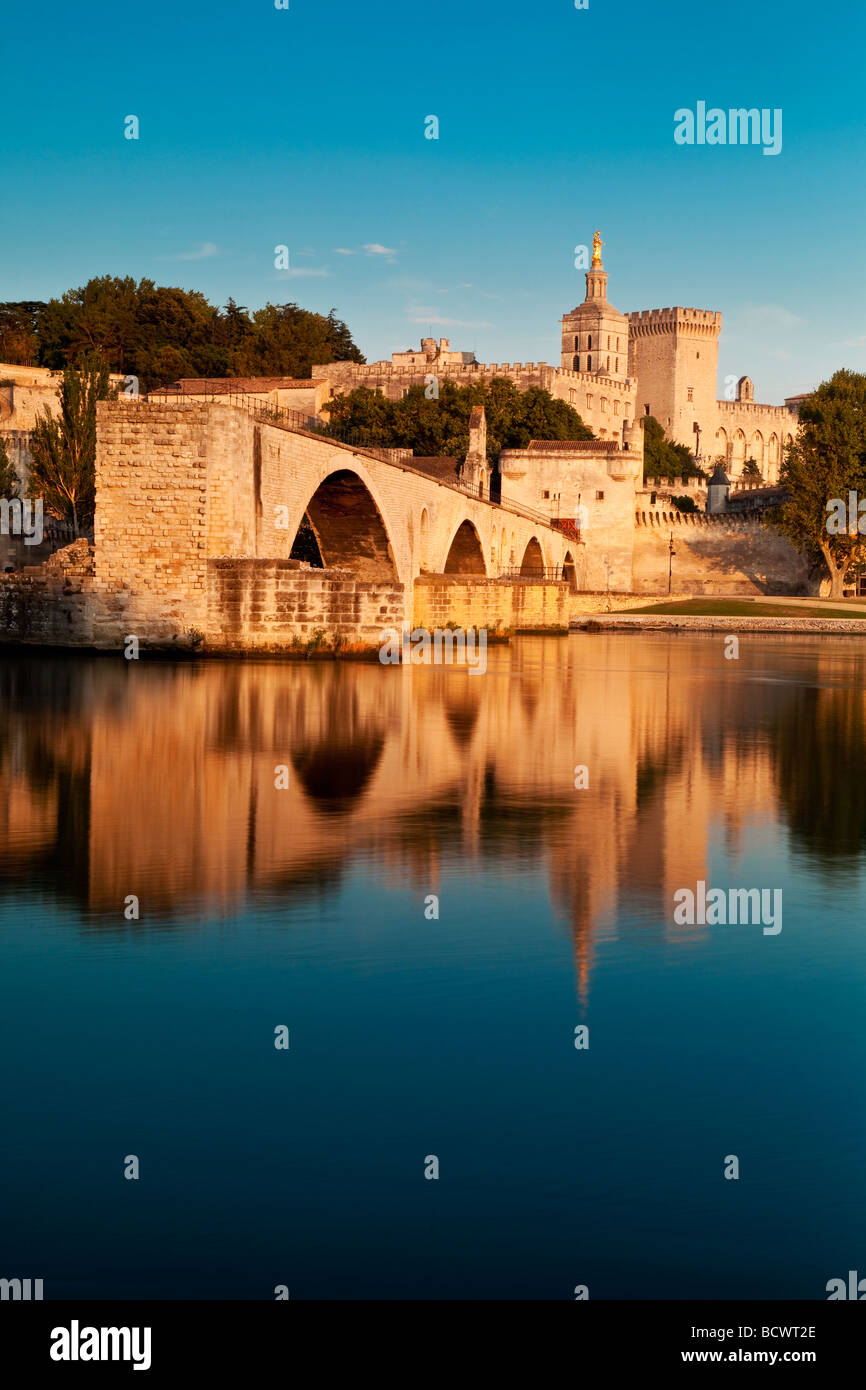 Pont St Benezet oltre il Fiume Rodano con Palais des Papes, Avignon Provence Francia Foto Stock