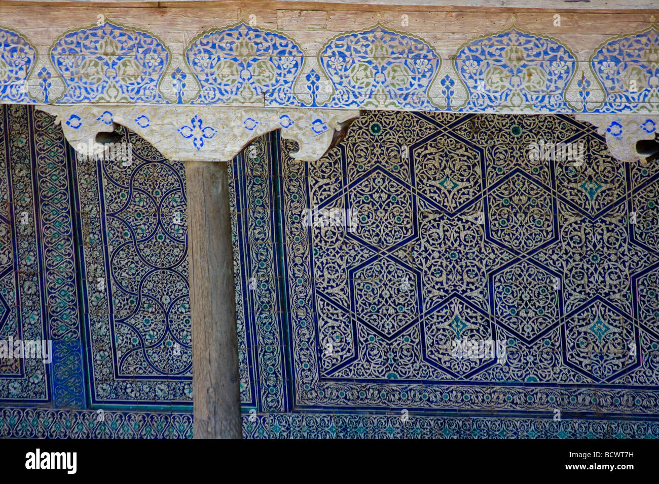 Design islamico all'interno della moschea nell'arca a Khiva Uzbekistan Foto Stock