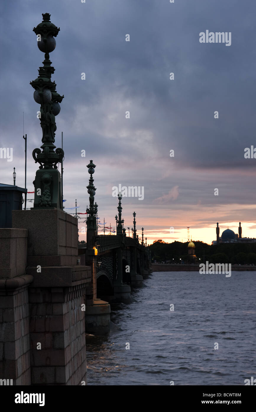 Ponte Kamennoostrovsky a notti bianche a San Pietroburgo Russia Foto Stock