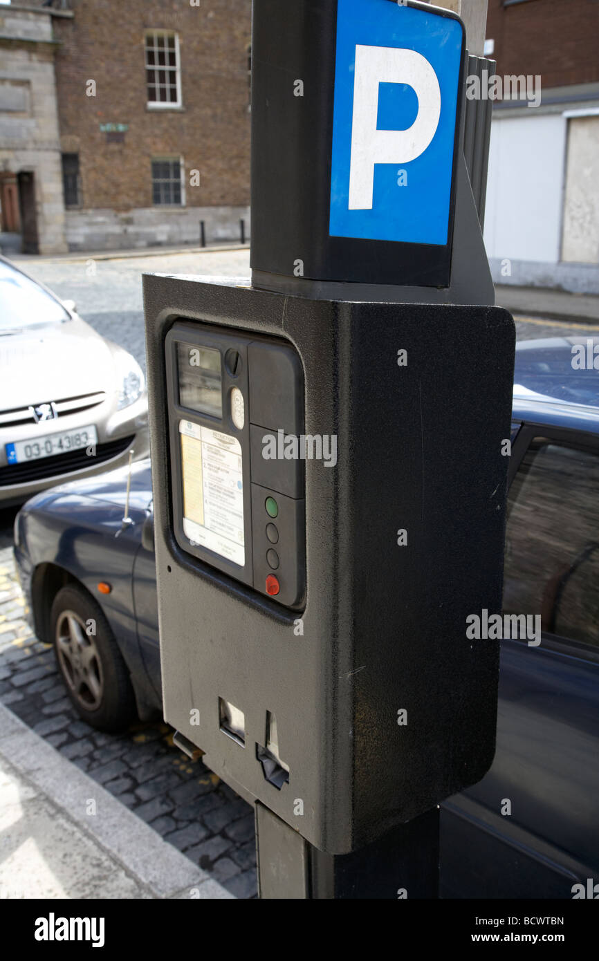 Pagare e visualizzare i biglietti per il parcheggio macchina nel centro della città di Dublino Repubblica di Irlanda Foto Stock