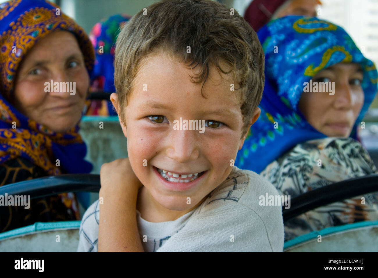 Le donne musulmane e giovane ragazzo su un autobus a Mary Turkmenistan Foto Stock