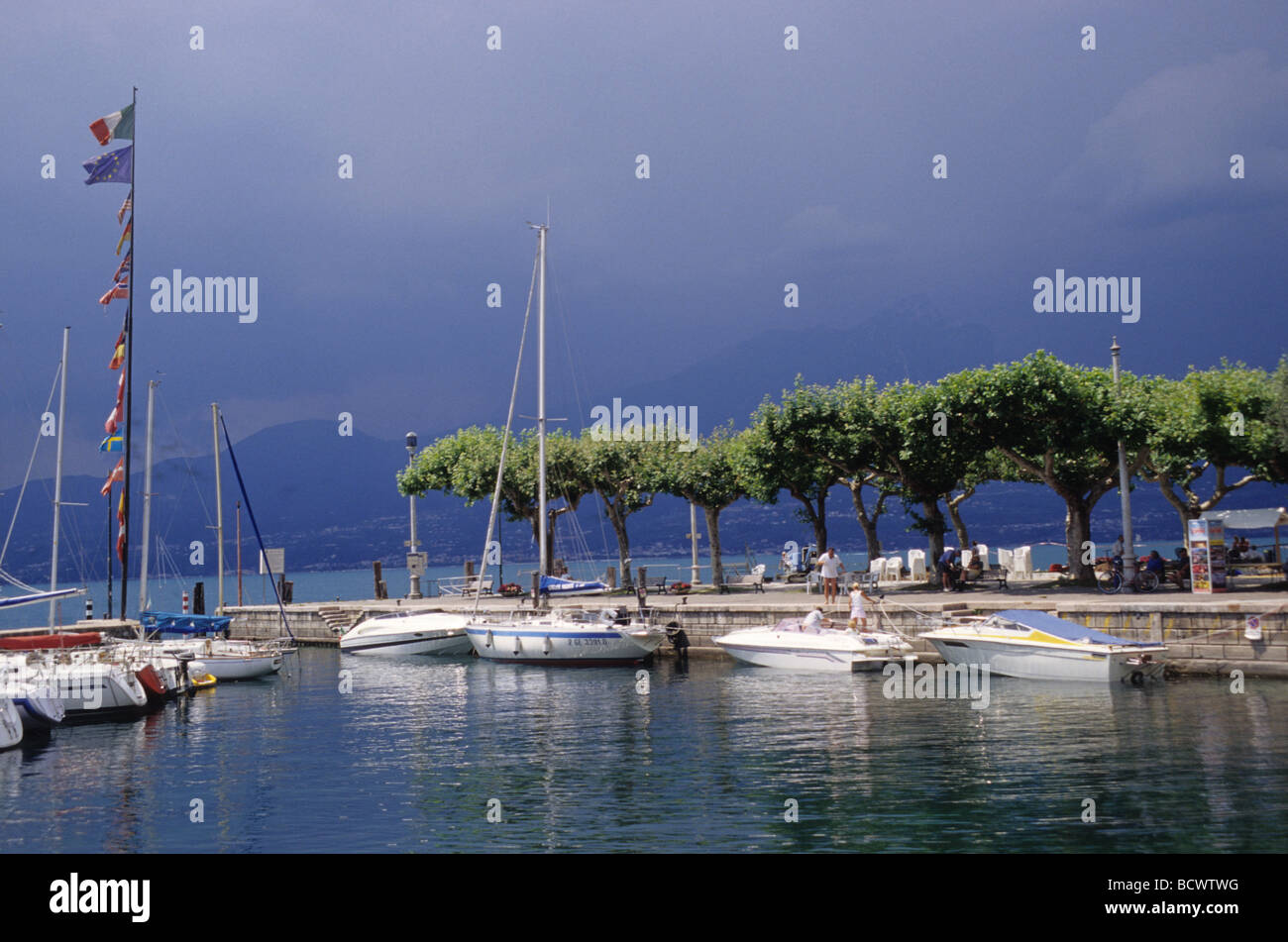 Barche a Torri del Benaco Harbour, il Lago di Garda Foto Stock