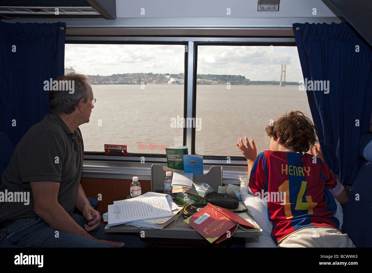 Passeggeri Amtrak treno attraversa il fiume Mississippi Foto Stock