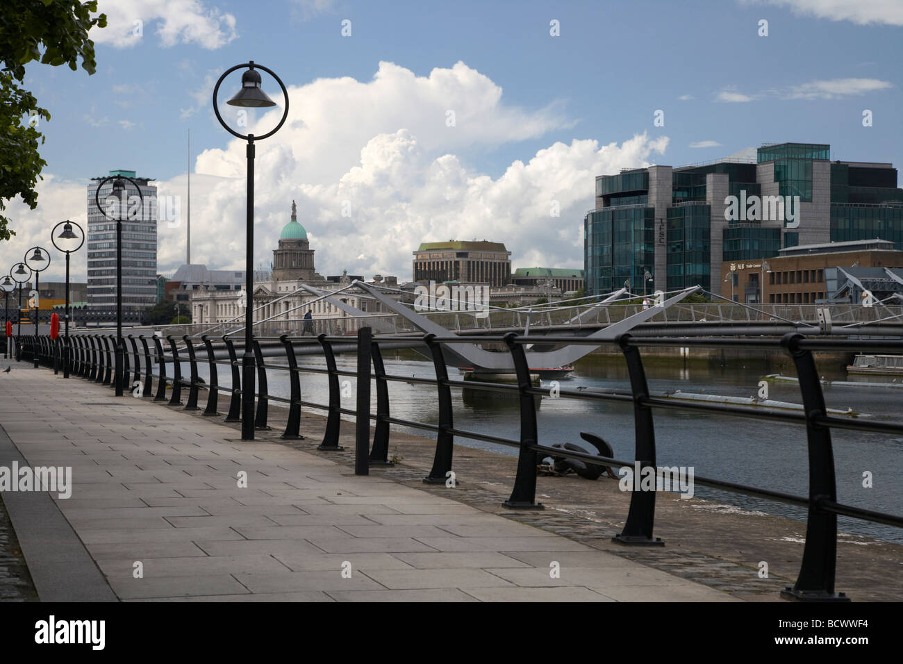 Dublin Docklands area finanziaria fiume Liffey e sean ocasey passerella Dublino Repubblica di Irlanda Foto Stock