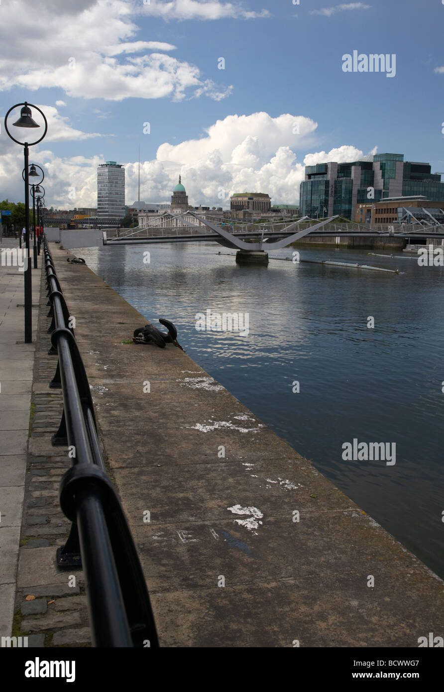 Dublino area finanziaria custom house guglia fiume Liffey e sean ocasey passerella Dublino Repubblica di Irlanda Foto Stock
