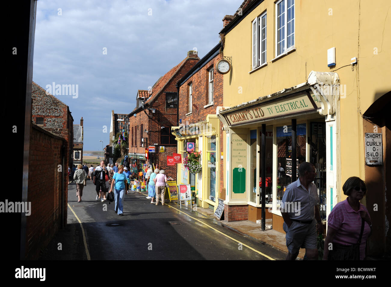 Il pittoresco Staithe Street a Wells accanto il mare meta di vacanza e città di pescatori sulla costa North Norfolk Foto Stock