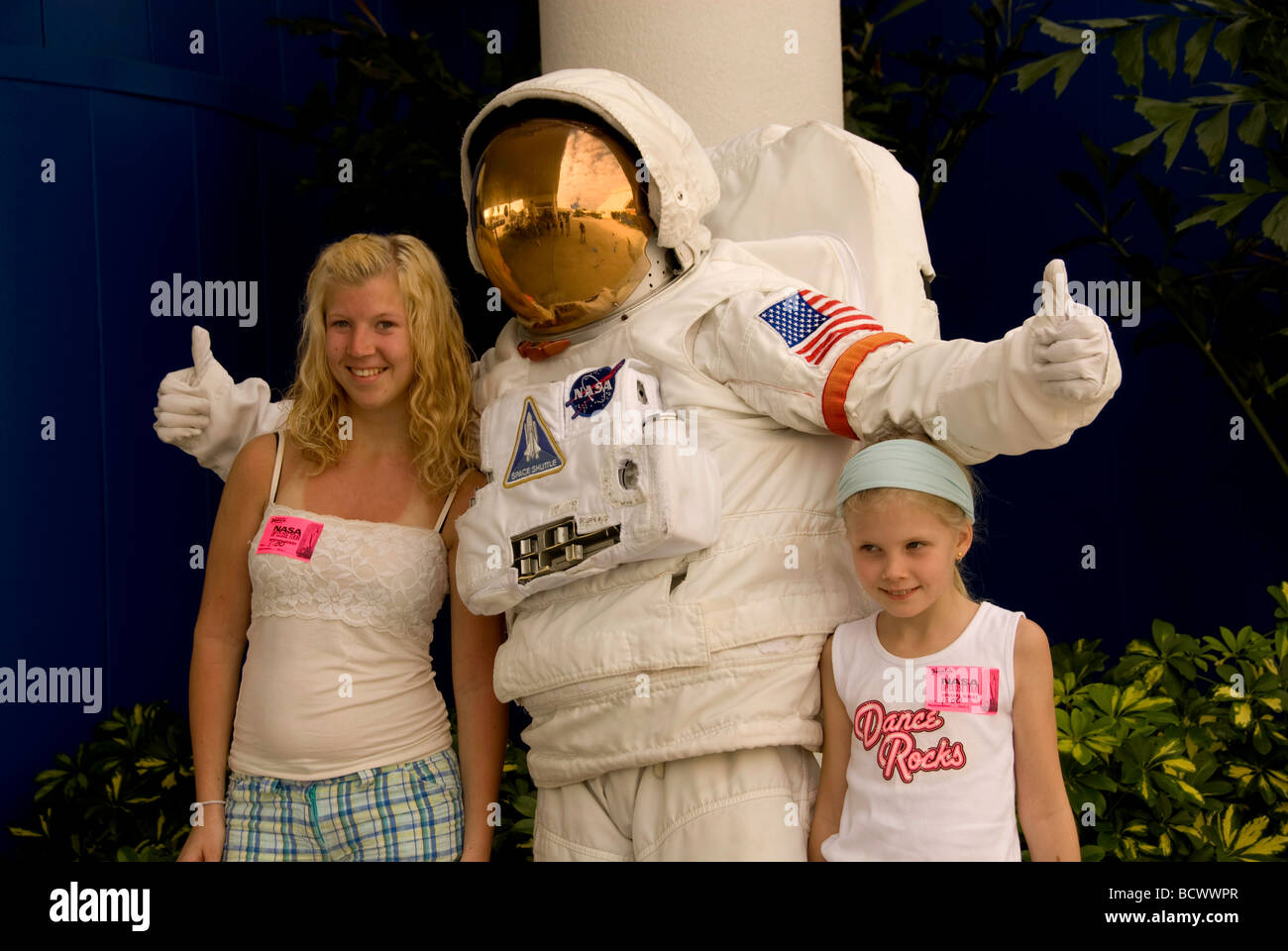 Ragazze con astronauta in tuta spaziale presso il Kennedy Space Center Complesso Visitatori, Cape Canaveral, in Florida Foto Stock