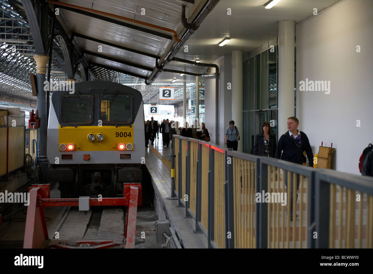 In treno in parte anteriore del buffer come pendolari arrivano su enterprise service dall'Irlanda del Nord in treno Connolly Station Dublin Foto Stock