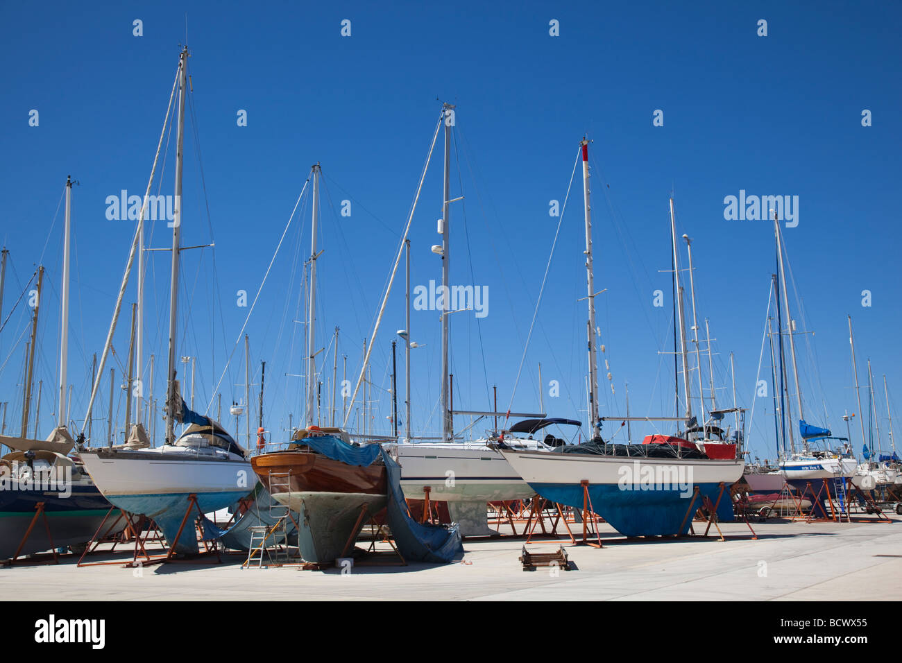 Barche a vela al boat yard a Faro, Portogallo Foto Stock