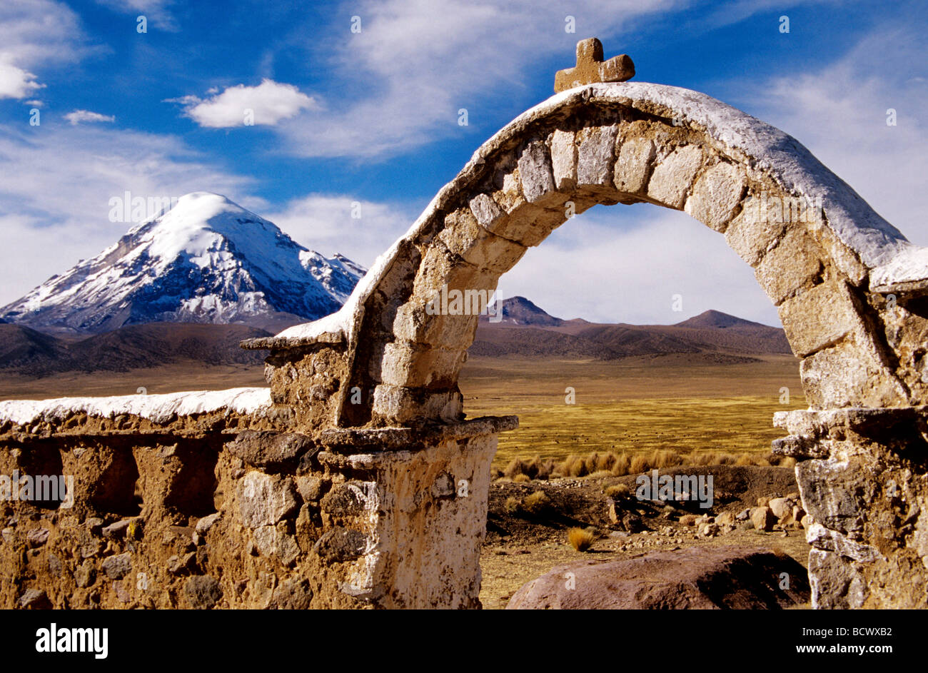 Cortile della chiesa e Sajama vulcano. Sajama Parco Nazionale, Bolivia, Sud America Foto Stock