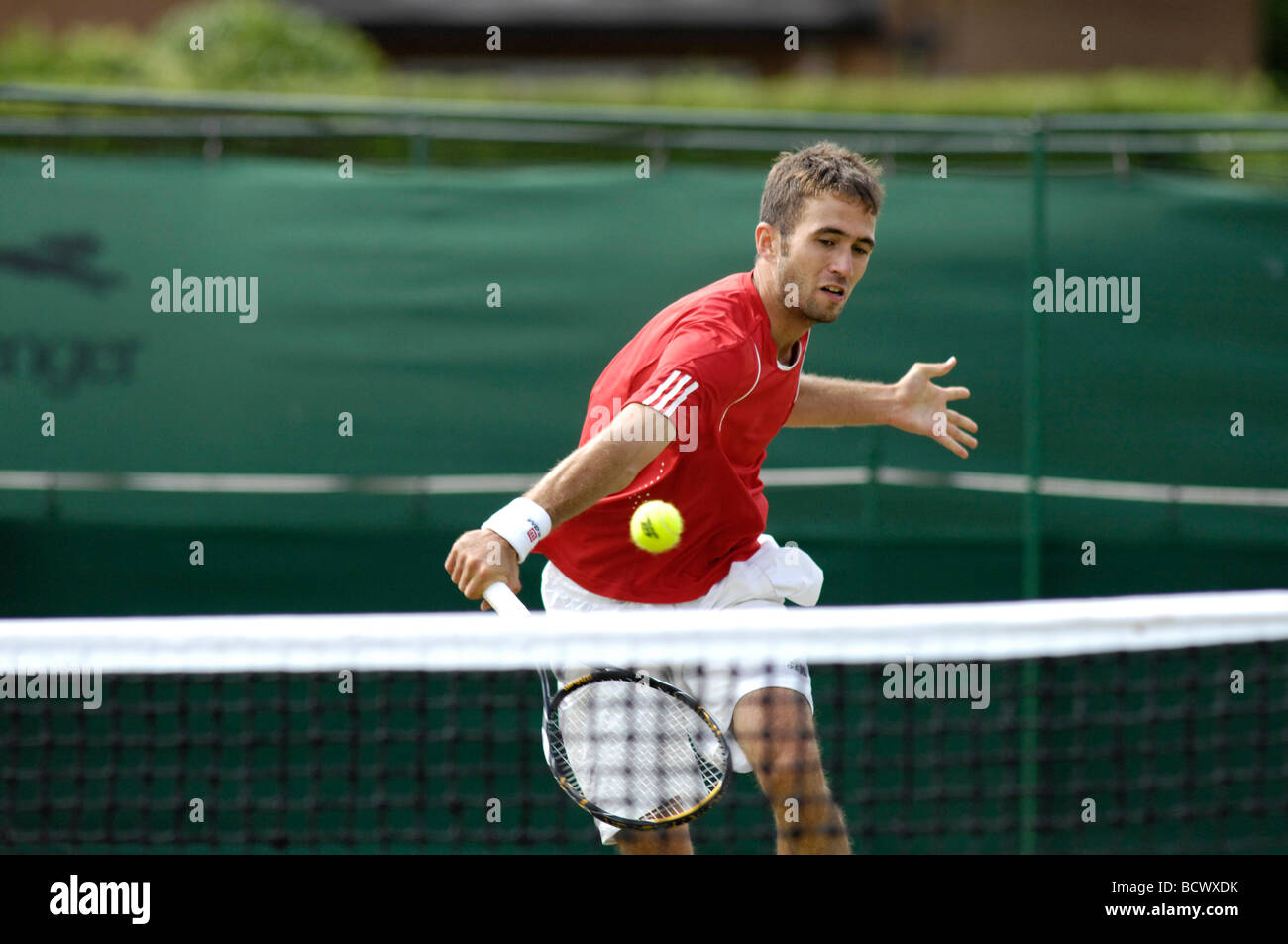 Giocatore di tennis restituisce il rovescio a sfera Foto Stock