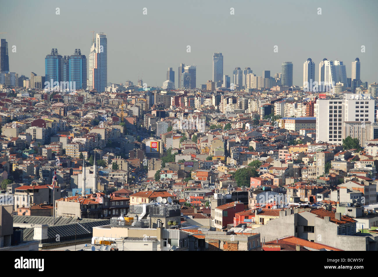 ISTANBUL, Turchia. Una vista sul quartiere di Beyoglu verso la Sisli e Levent quartieri degli affari della città. 2009. Foto Stock