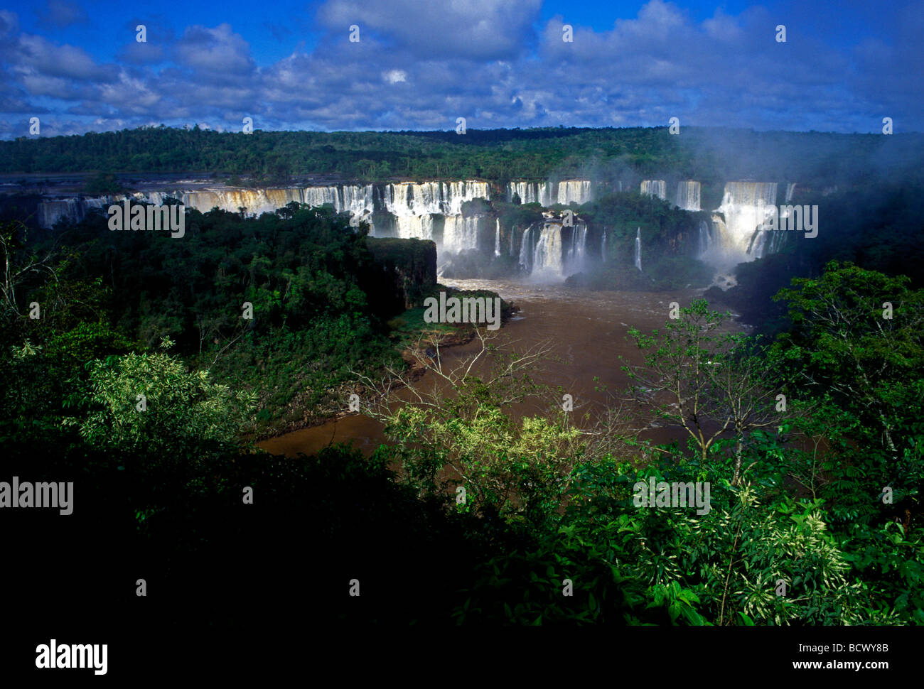 Cascate lungo il confine Brazil-Argentina visto dal lato Brasiliano a Iguassu Falls in Iguassu Falls National Park a Iguassu in Brasile a sud Foto Stock