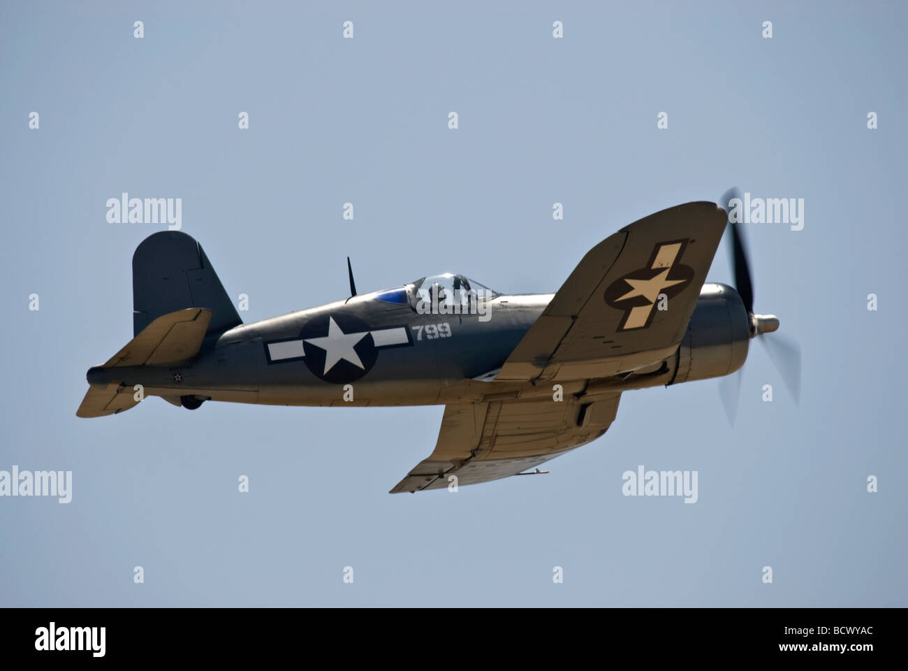 Una chance Vought F-4U Corsair vola ad un air show. Foto Stock