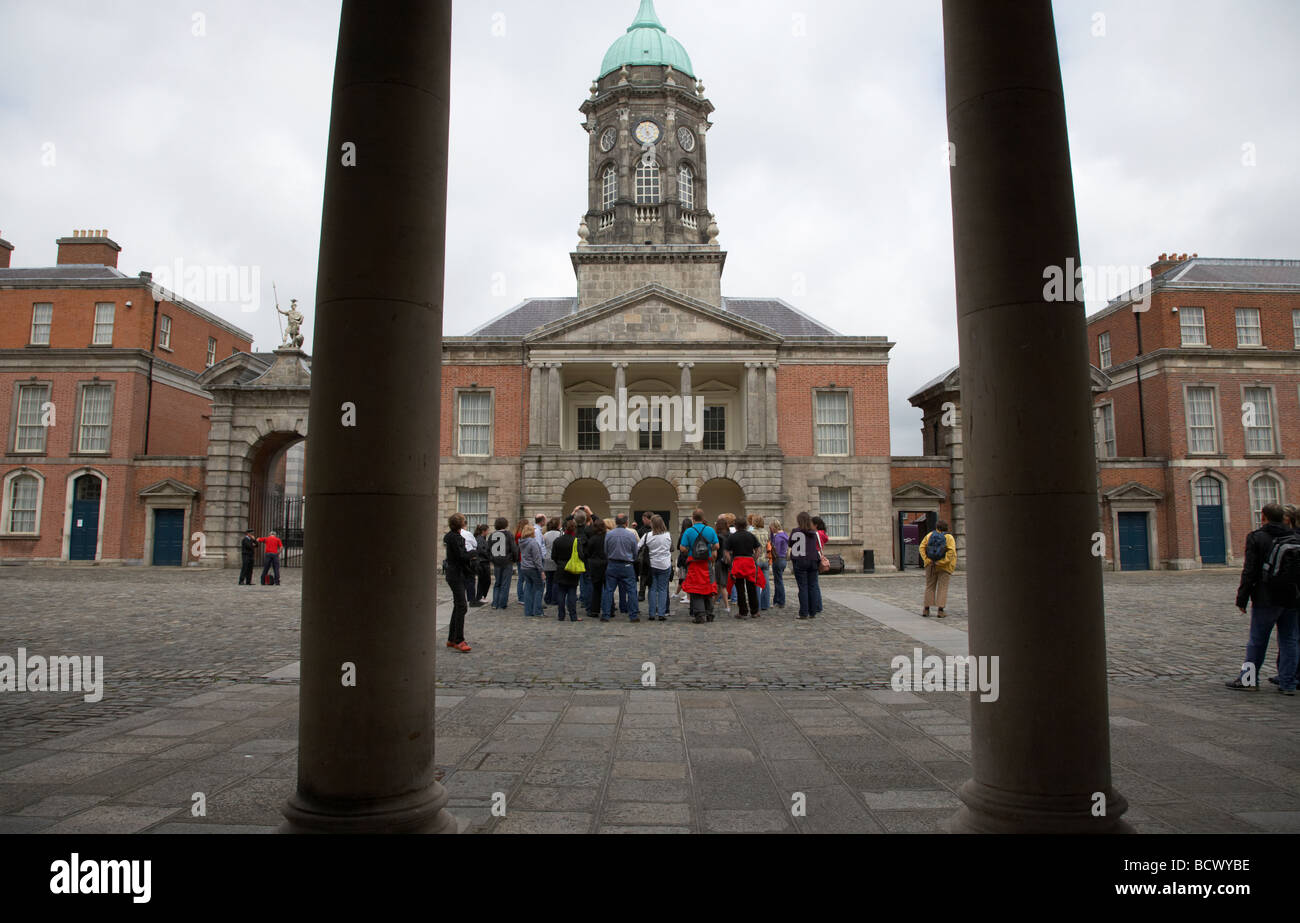 Tour organizzato gruppi di turisti nel grande cortile cortile superiore nella parte anteriore del bedford torre nel castello di Dublino Foto Stock