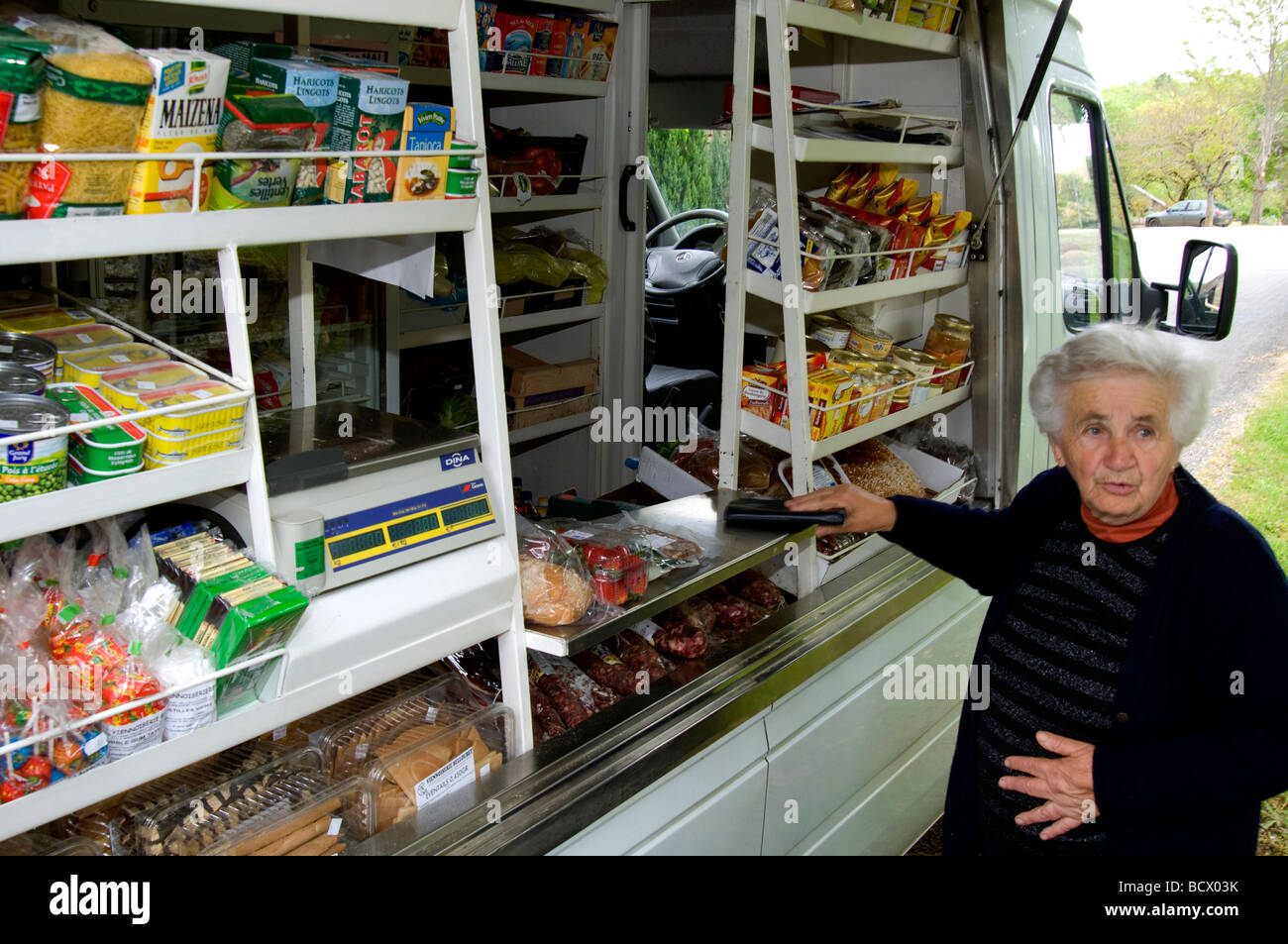 Donna anziana al mercato Mobile Foto Stock