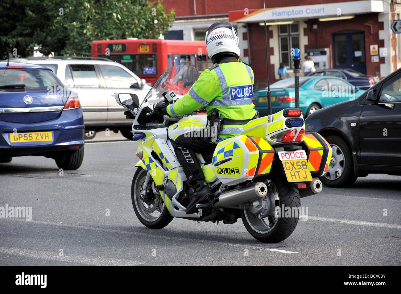 La polizia motociclista sulla strada, East Molesey, Surrey, England, Regno Unito Foto Stock