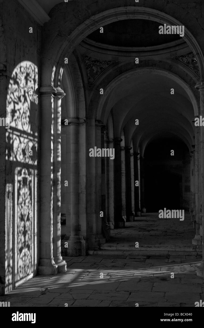 Un chiostro sul lato ovest del quadrangolo in tutte anima's College di Oxford. Il cancello conduce fuori sulla Radcliffe square. Foto Stock