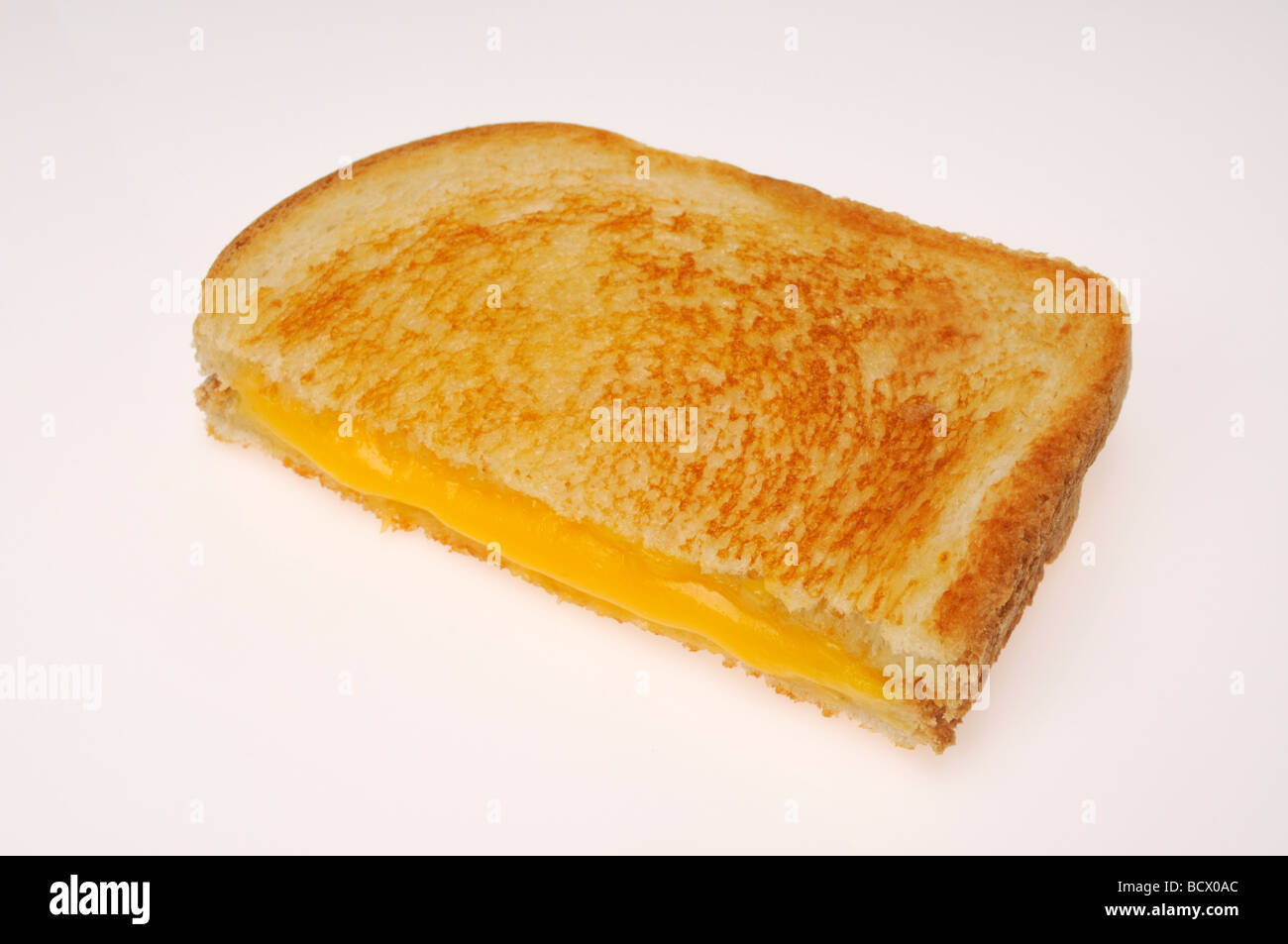 Mezza formaggio alla griglia su sandwich di pane bianco su sfondo bianco ritaglio. Foto Stock