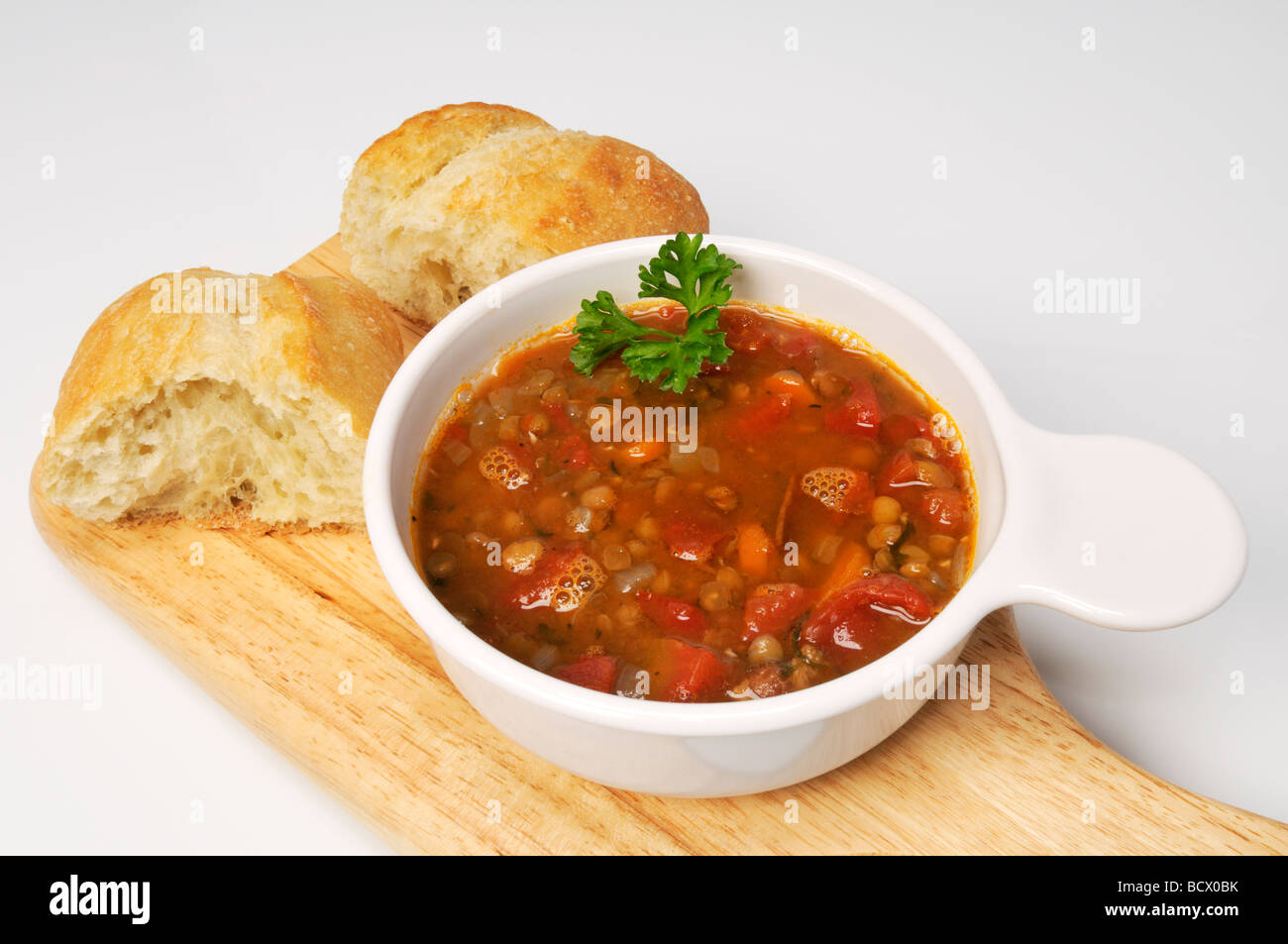 Ciotola di zuppa di lenticchie con rullo Foto Stock