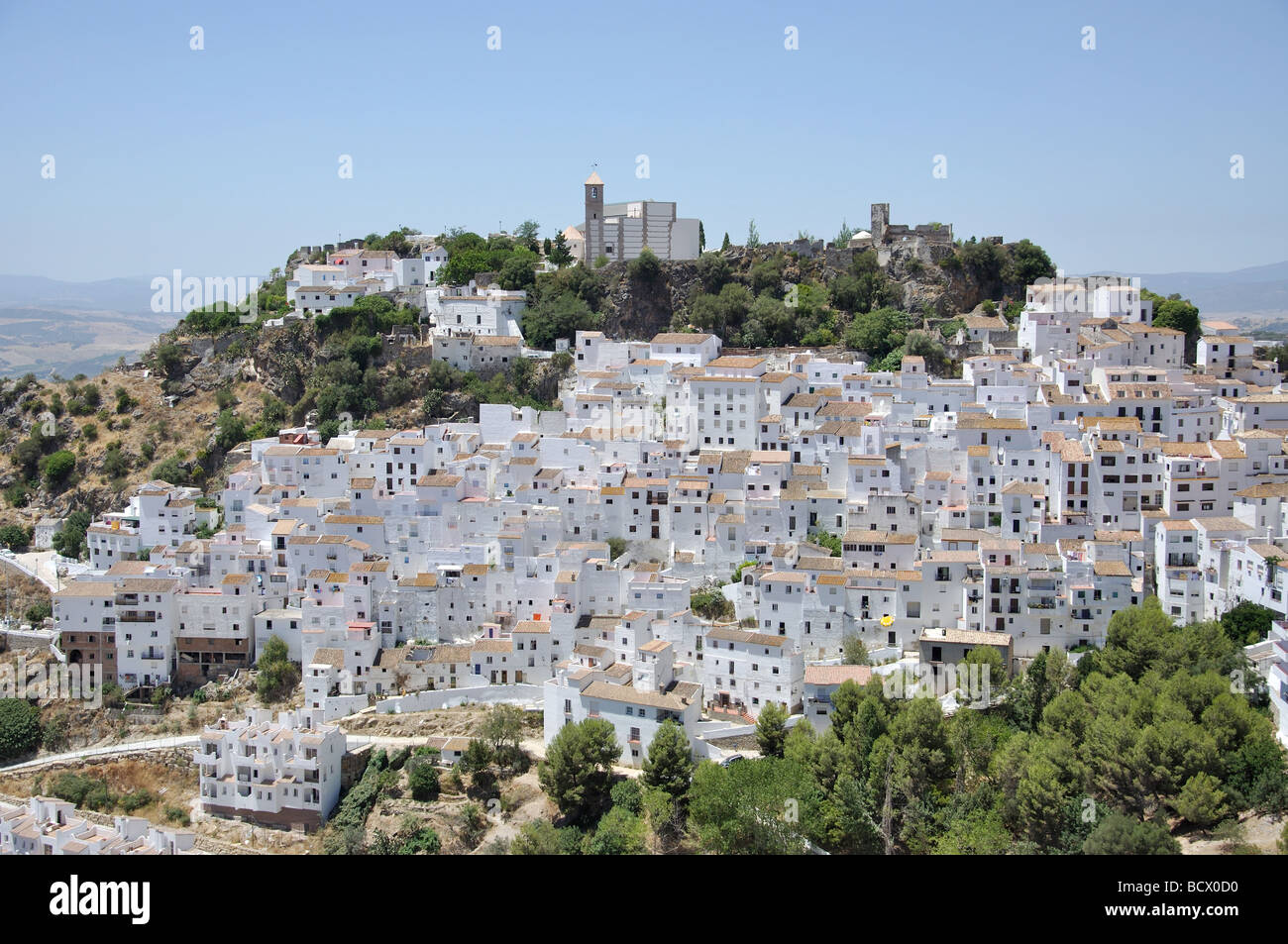 Vista della bella città andalusa di Casares, Costa del Sol, provincia di Malaga, Andalusia, Spagna Foto Stock