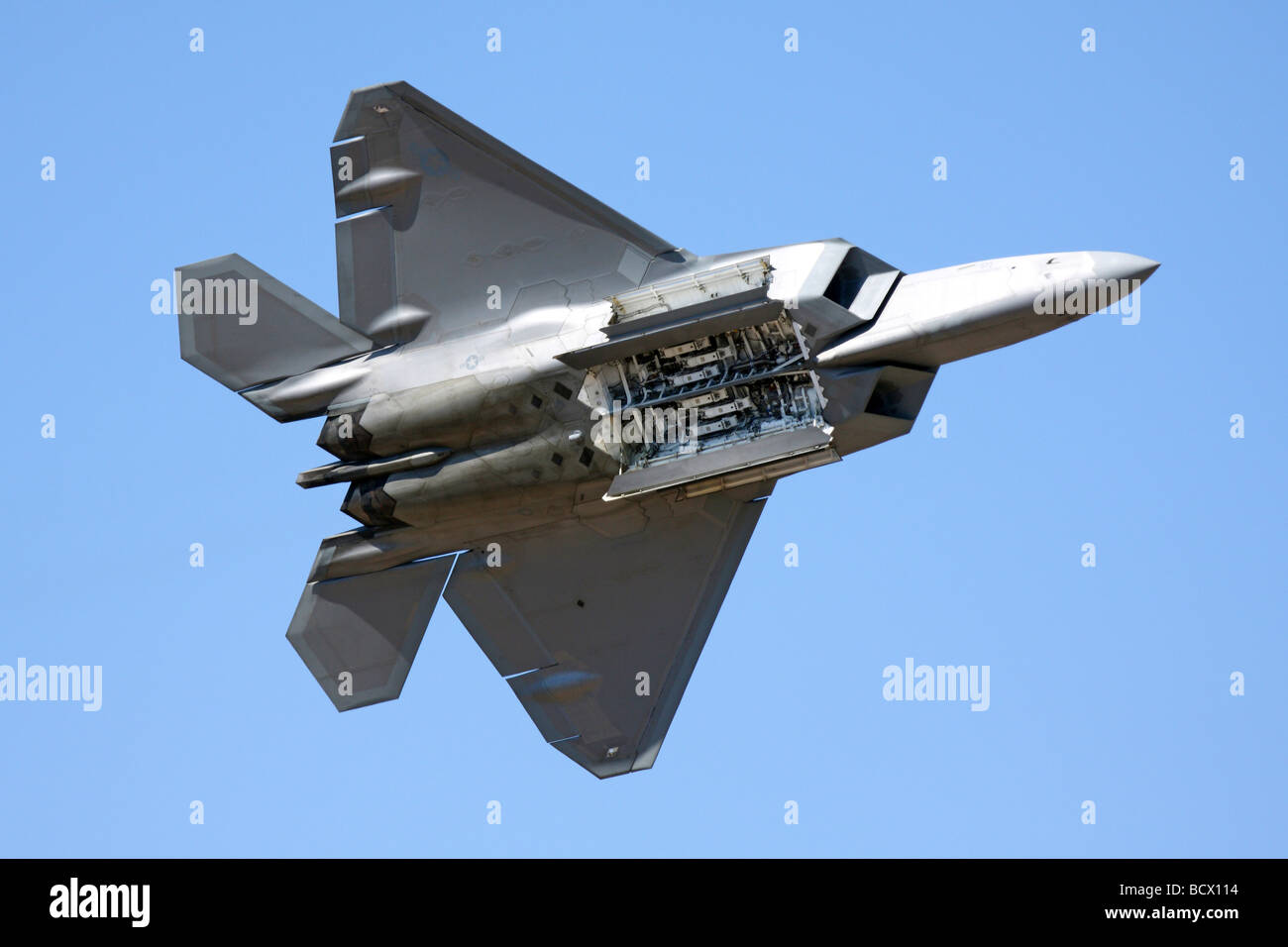F-22 Raptor visualizza la baia di armi come parte di airpower dimostrazione Foto Stock
