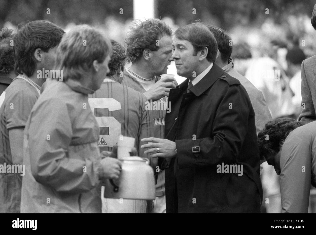 Everton V Luton Town fa Cup semifinale a Villa Park 13 4 85 il manager dell'Everton Howard Kendall parla con i suoi giocatori prima dei tempi supplementari, mentre viene servito il tè. Foto Stock