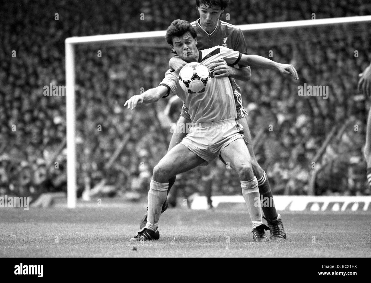 Liverpool v Aston Villa ad Anfield 27 9 86 Alan Hansen falli Steve Hodge ha di dare via una penalità Foto Stock