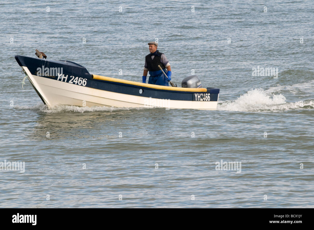 Cromer Crab pescatori alla guida di piccole imbarcazione sul mare Norfolk East Anglia England Foto Stock