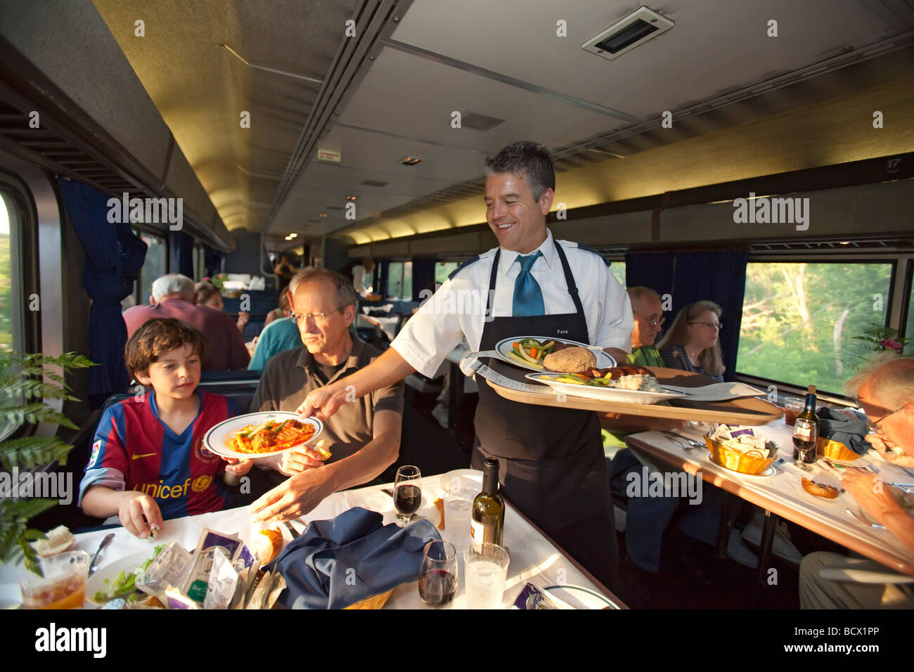 A bordo della California Zephyr Iowa un cameriere serve la cena nella sala da pranzo su una macchina transcontinental treno Amtrak Foto Stock