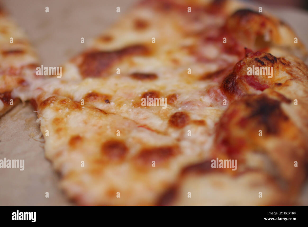 Close up di fette di pizza in una casella Foto Stock