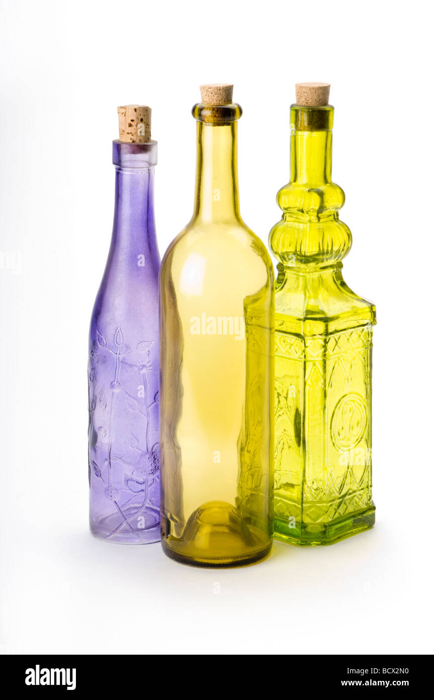 Bottiglie colorate su sfondo bianco Foto Stock