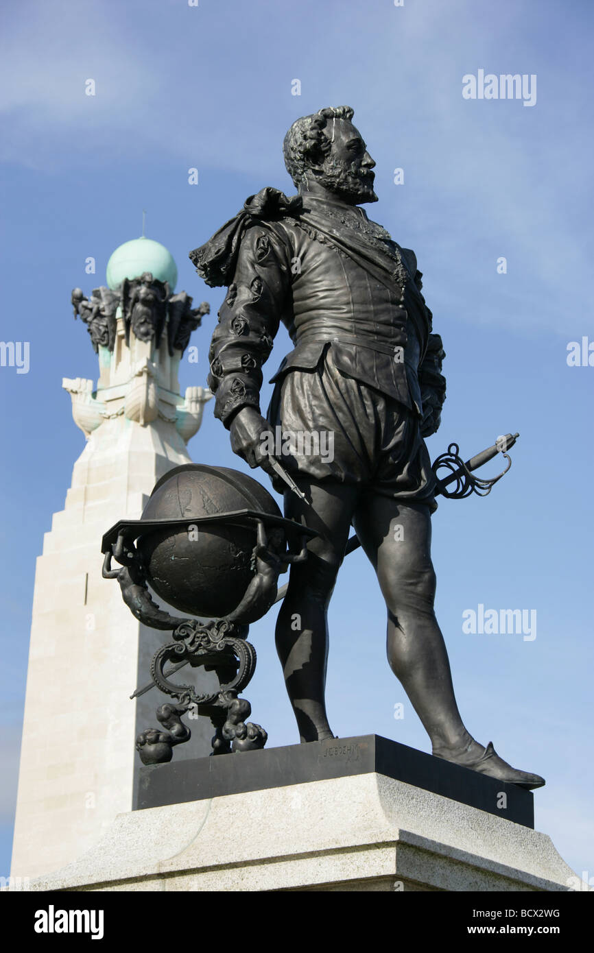 Città di Plymouth in Inghilterra. Il sir Joseph Boehm RA progettato da Sir Francis Drake statua in bronzo, situato su Plymouth Hoe Promenade. Foto Stock