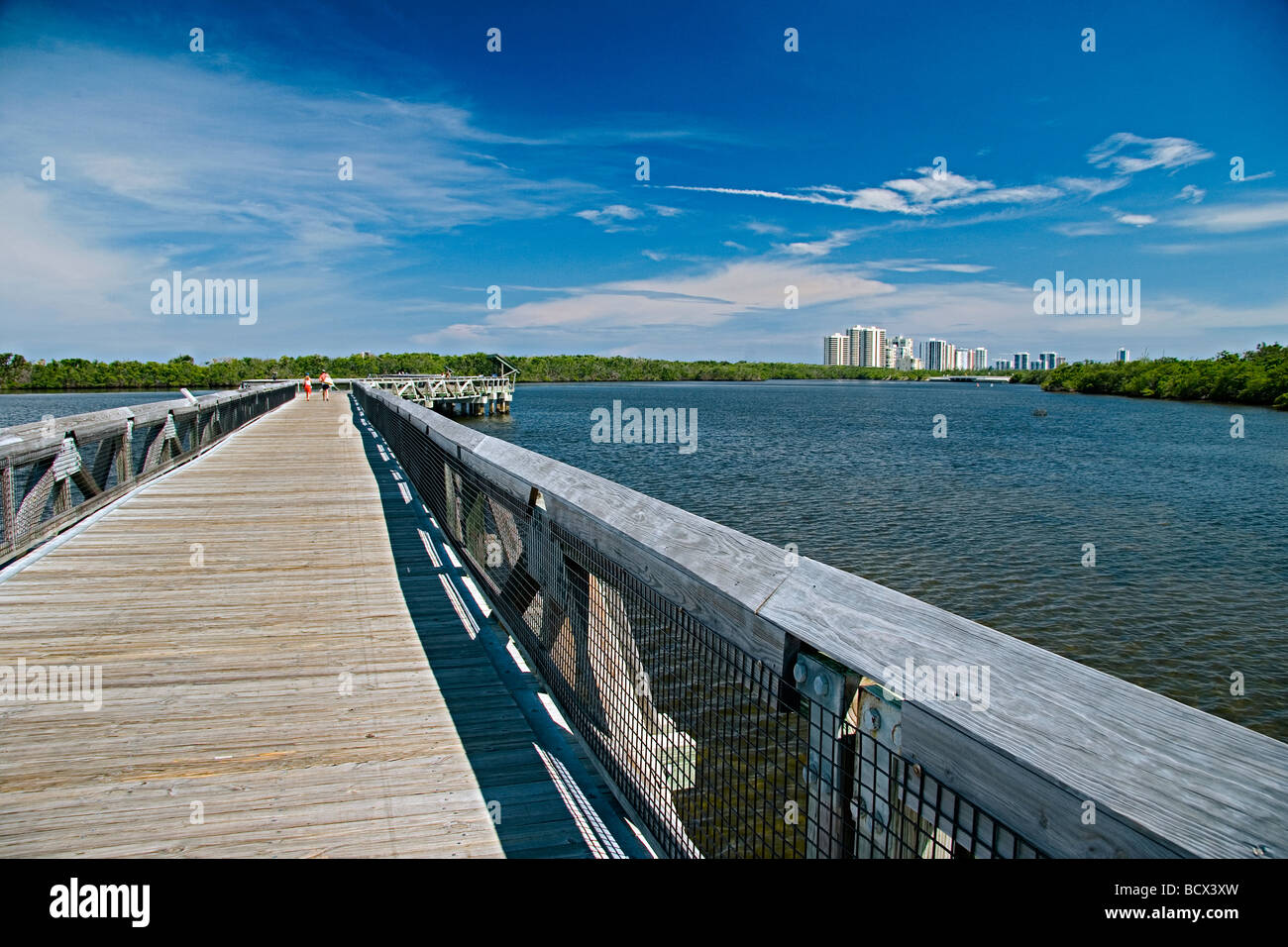 1.600 piedi boadwalk ponte attraverso il Lake Worth, John D. MacArthur Beach State Park, North Palm Beach, Florida, Stati Uniti d'America Foto Stock