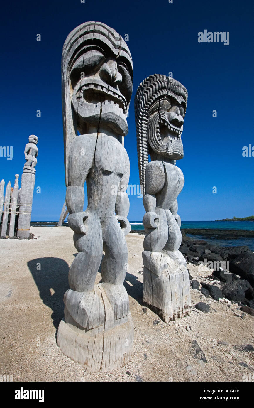 Tradizionale Tiki Hawaiiano sculture in legno Parco Nazionale Storico Honaunau Big Island delle Hawaii USA Foto Stock