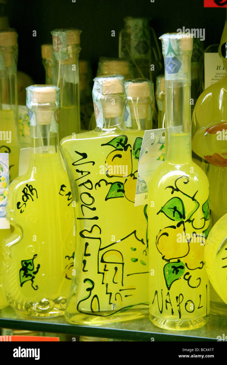 Bottiglie di Limoncello italiano in Italia Foto Stock