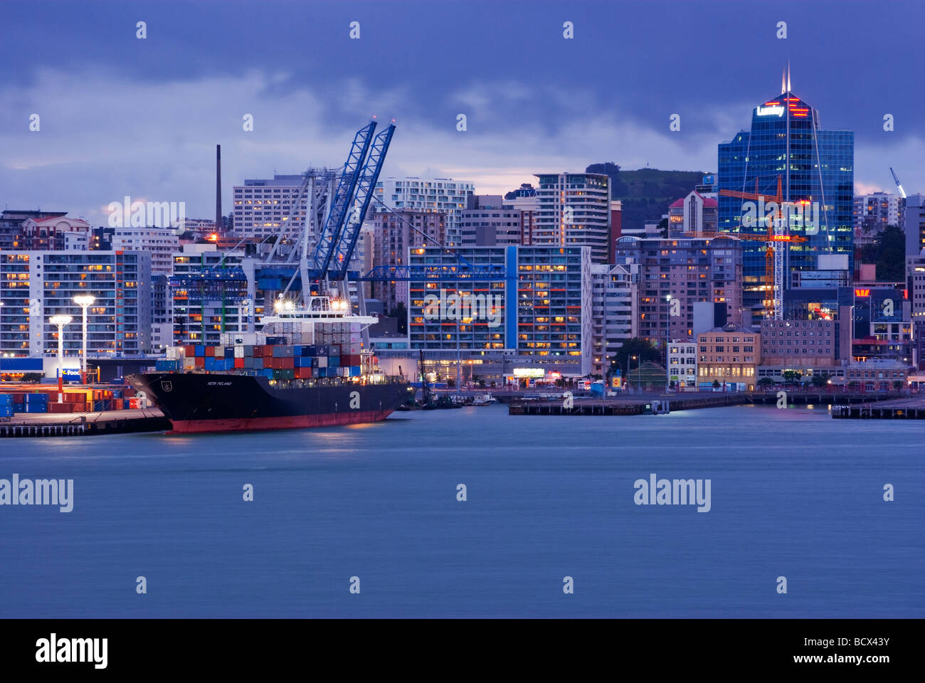 Nave container del porto porto di Auckland Nuova Zelanda in tarda serata Foto Stock