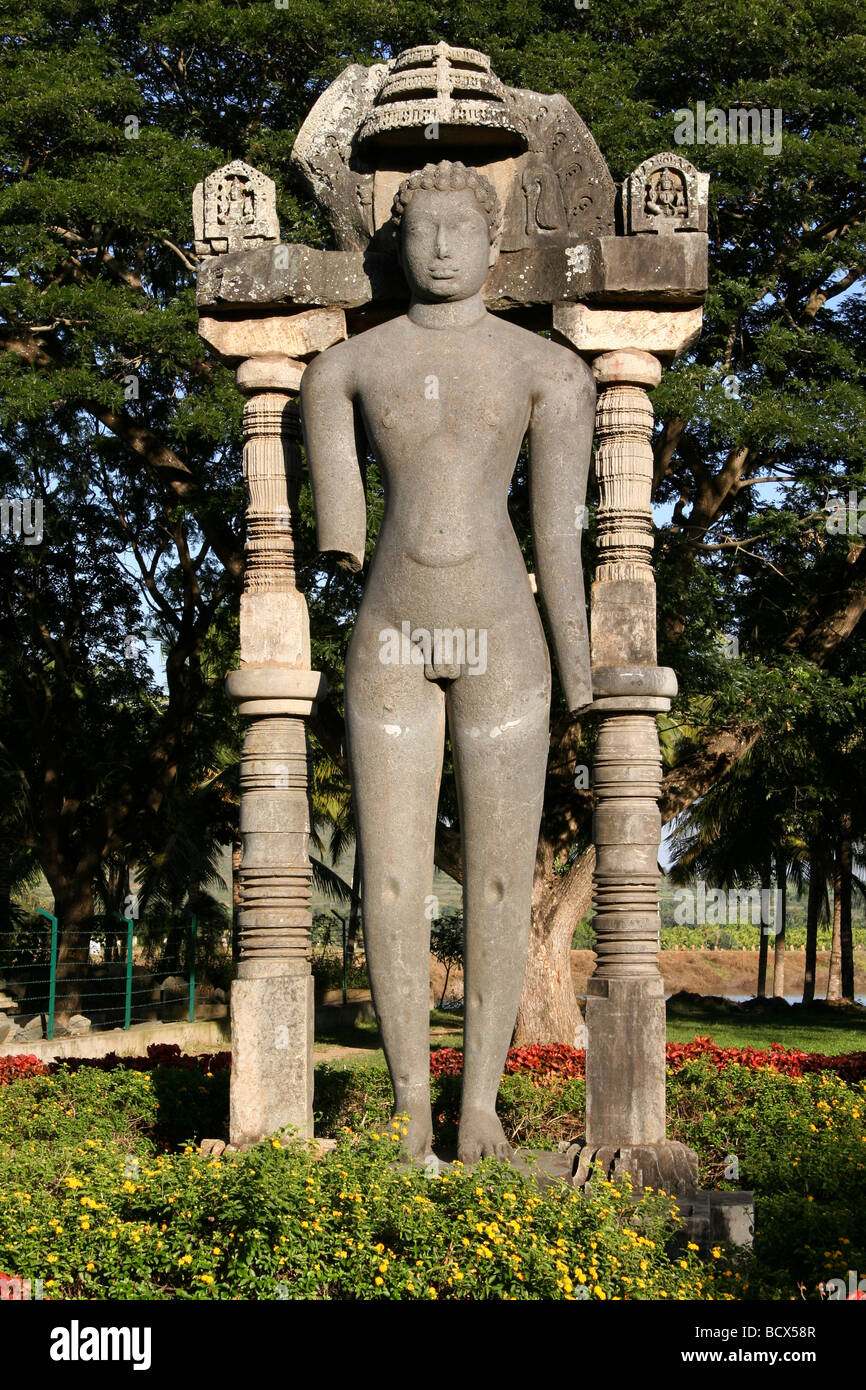 Un Jain (Jaina) statua a Halebid in Karnataka, India. Halebid fu la capitale dell'Impero Hoysala (XII secolo). Foto Stock