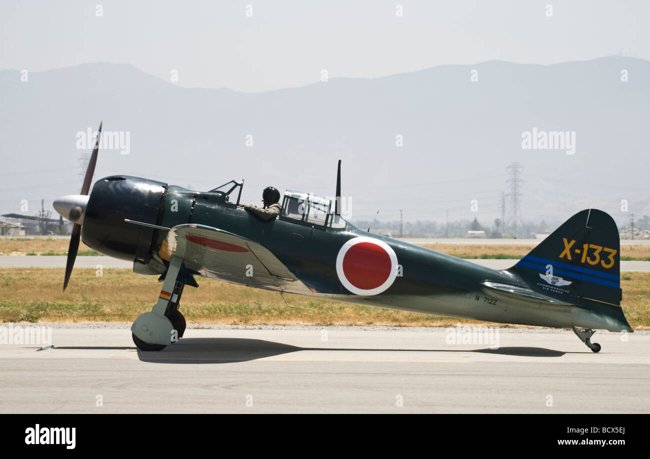 Una Mitsubishi A6M5 Zero fighter taxi dopo il volo a un air show. Uno di solo 3 o 4 navigabilità combattenti Zero nel mondo. Foto Stock