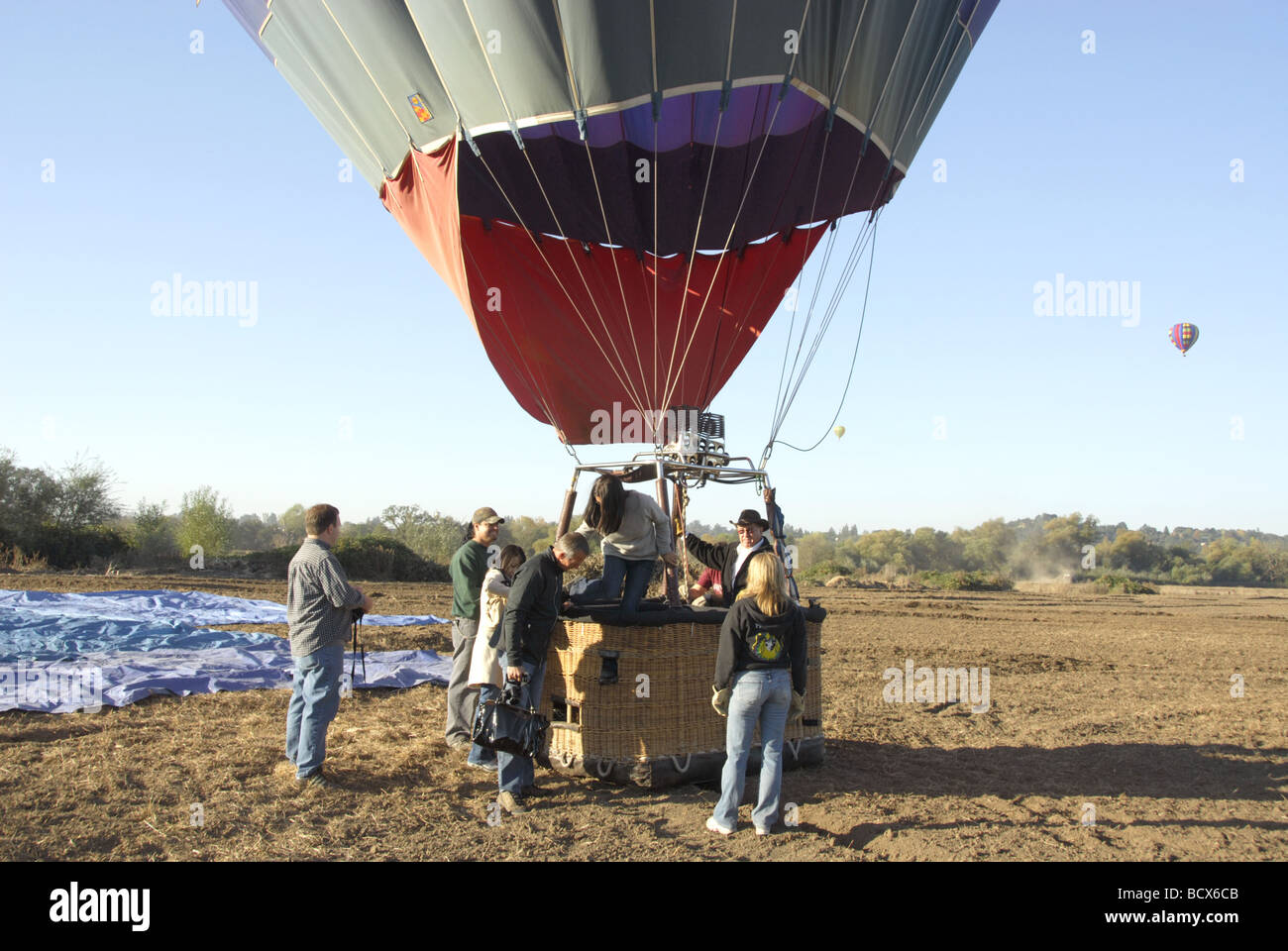 Ottenere pronto per il volo in mongolfiera su Sonoma County, California Foto Stock